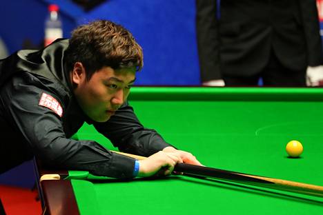 Yan Bingtao pelaa Saksan Masters-turnauksen finaalissa. Kuva on viime vuoden huhtikuulta.