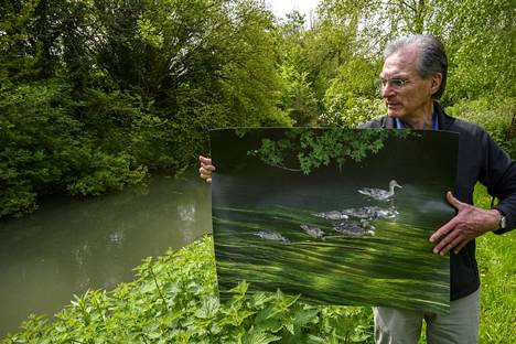 Tutkijataustaansa kampanjassa hyödyntävä Peter Hammond seisoo samean joen vieressä ja näyttää kuvaa samasta joesta sen kirkkaampina ja puhtaampina aikoina.