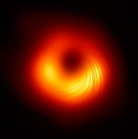Kuvannokseen on taltioitu M87-galaksin keskustassa sijaitseva supermassiivinen musta aukko polarisoidussa valossa. Kuvannoksessa näkyvät viivat kuvaavat polarisaation suunnan, joka puolestaan riippuu mustaa aukkoa ympäröivän magneettikentän suunnasta.