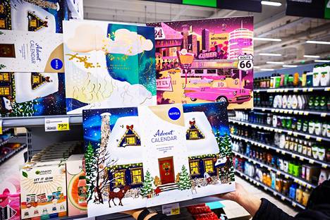 Joulukalenterimarkkinoilla on tarjolla entistä monipuolisempia vaihtoehtoja, perinteisen kuvien ja karkkien lisäksi esimerkiksi kosmetiikkaa ja alkoholijuomia. Joulukalentereita Pirkkalan Prismassa Tampereella marraskuussa 2021.