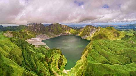 The eruption of Pinatubo left the crater lake.  It’s already time for the eruption, so the landscape is greening.
