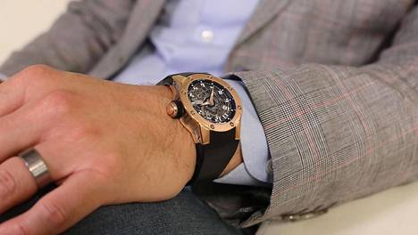 Suomalais­yritys tekee miljoonien liike­vaihtoa myymällä käytettyjä rannekelloja – Voiko kallis kello olla sijoitus?