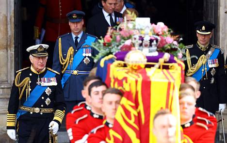 Kuningas Charles III, Walesin prinssi William ja prinssi Edward saattamassa kuningatar Elisabet II:n arkkua ulos Westminster Abbeysta.
