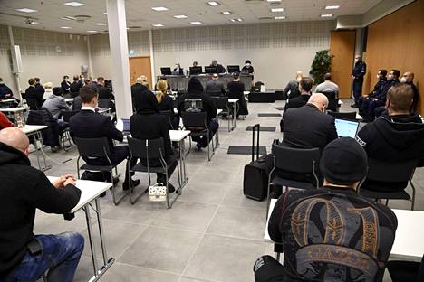 Syytetyt ja asianajajat Päijät-Hämeen käräjäoikeuden istunnossa Lahdessa 5. tammikuuta, kun liivijengi Cannonballiin liittyvä huumejutun käsittely oli alkamassa.