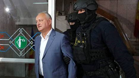 Entinen presidentti Igor Dodon tuotiin oikeuden eteen Moldovan pääkaupunki Chișinăussa torstaina 26.5.