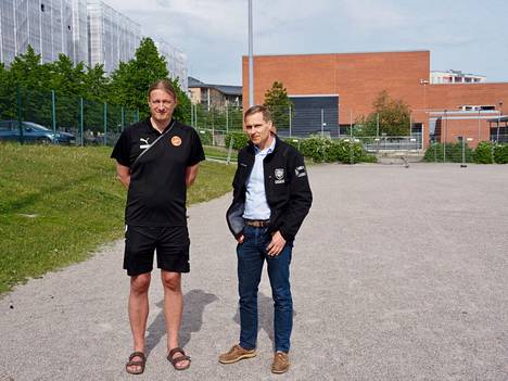 Kennet Holmström ja Peik Schulman kertovat, että kentällä voidaan pelata pelejä monenlaisilla kokoonpanoilla. 