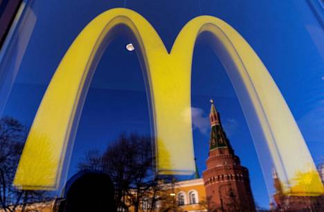The Wall Street Journalin mukaan Venäjän viranomaiset ovat uhkailleet Venäjältä poistumista suunnittelevia yrityksiä. Uhkauksia on annettu muun muassa Coca Colalle ja McDonald’sille.