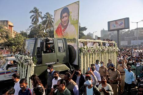 Lata Mangeshkarin ruumissaattoa seurasi valtava väkijoukko sunnuntaina 6. helmikuuta Mumbaissa Intiassa. Aamulla kuolleen laulajan polttohautausseremonia toteutettiin saman päivän aikana Shivaji-puistossa. 