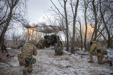 Azovin rykmentin taistelijat ampuivat haupitsilla kohti Venäjän asemia lähellä Bahmutia Donetskin alueella helmikuun 6. päivänä 2023.