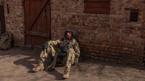 Ukrainalaissotilas lepäsi maassa miehitetyn Avdijivkan kaupungin lähellä Donetskissa huhtikuun alussa.