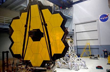 James Webb -teleskoopin peili koostuu 18 kuusikulmaisesta osasta. Läpimittaa sillä on noin 6,5 metriä.