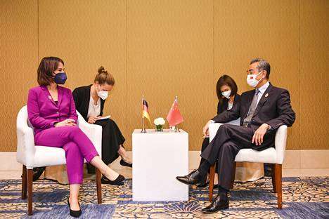 Annalena Baerbock keskusteli Kiinan ulkoministerin Wang Yin kanssa 8. heinäkuuta Balilla G20-kokouksessa.