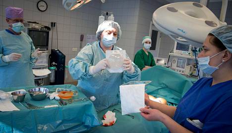 Suomalaisen plastiikkakirurgit suosittelevat välttämään nyt karheapintaisten rintaimplanttien asettamista, koska niihin liittyy hieman kohonnyt syöpäriski.