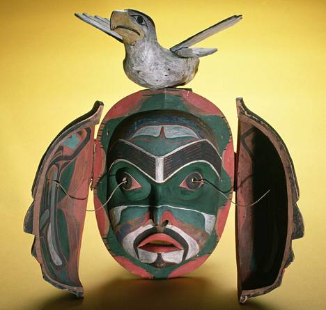 Kwakiutl- eli Kwakwaka'wakw-heimon muodonmuutosnaamio. Ensimmäinen naamio avautuu ja sen takana on toinen naamio. 