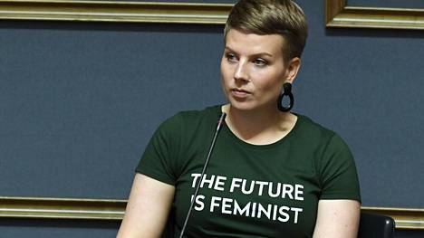 Eduskunta | Vihreiden kansan­edustaja Jenni Pitko käytti kyselytunnilla t-paitaa, josta sai nuhtelut varapuhemies Antti Rinteeltä