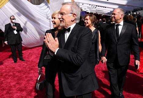 Aviopari, ohjaaja Steven Spielberg ja näyttelijä Kate Capshaw saapuivat yhdessä gaalaan.