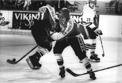 Petr Klima (oik.) jääkiekon nuorten MM-kisoissa Suomea vastaan vuonna 1984. Vasemmalla Suomen joukkueen Joel Paunio ja Jari Torkki.