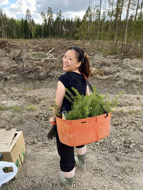 Field work and forestry are the daily life of Yi-Ping Liao.  She lives in Kylmäkoski together with her Finnish husband and the couple's children.
