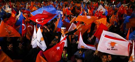 Kannattajat heiluttivat lippuja AKP:n päämajan edessä Ankarassa.