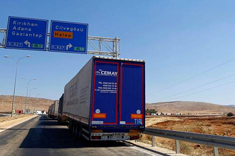 Turkkilainen rekka odotti pääsyä Syyrian puolelle Reyhanlissa Turkissa perjantaina.
