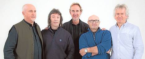 Genesis-kööri, Peter Gabriel (vas.), Steve Hackett, Mike Rutherford, Phil Collins ja Tony Banks, muistelee menneitä sulassa sovussa.
