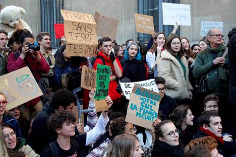 Nuoret osoittavat mieltään ilmastotoimien puolesta Pariisissa ympäristöministeriön edessä perjantaina.