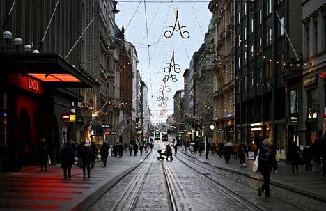 Aatonaattona Helsingin keskustassa odotettiin valkeaa joulua. 