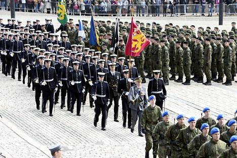 Varusmiehiä ja kadetteja Puolustusvoimain lippujuhlan päivän paraatikatselmuksessa Senaatintorilla 4. kesäkuuta 2022.