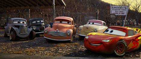 Autot 3 -elokuvassa maailman muuttumista pohditaan eri-ikäisten autojen kesken.