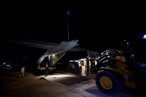 Relief supplies organized by the Red Crescent were loaded onto a plane at an air base near Baghdad on Monday.