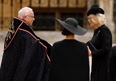 Westminster Abbeyn kirkkoherra David Hoyle tervehti kuningatarpuoliso Camillaa.