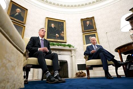 Republikaanijohtaja Kevin McCarthy ja presidentti Joe Biden keskustelivat velkakattokiistasta Valkoisessa talossa.