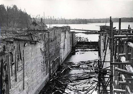 Saimaan kanava vuonna 1944. Tässä kuvassa Juustilan sulku Rättijärven ja Venteläjärven välillä. Tykkituli ja pommitukset olivat koetelleet kanavan ympärillä olevaa maastoa sekä uuden sulkukammion rakennustelineitä. Kuvat julkaistiin Helsingin Sanomissa vuonna 1960.