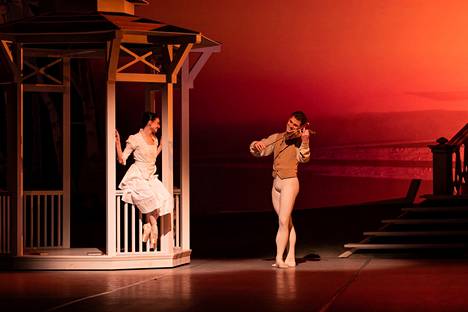 Violetta Keller ja Michal Krčmář tanssivat Aino ja Jean Sibeliuksen rooleissa. Ensi-illassa Aino Sibeliuksen roolin tanssi Rebecca King.