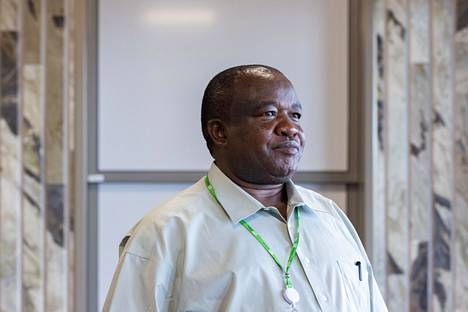 Kirkon ulkomaanavun Kenian-maajohtaja John Bonge kertoo, että Itä-Afrikan ruokakriisi vaikuttaa kaikkiin varallisuudesta riippumatta. Bongei kuvattiin Kirkon ulkomaanavun toimiston aulassa Etelärannassa 30. elokuuta.