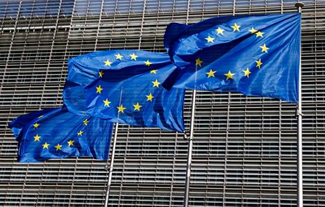 EU-lippuja Brysselissä komission edessä.