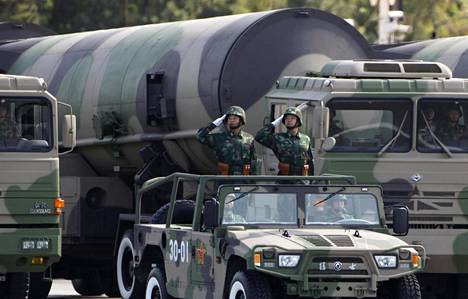 Sotilasparaatissa Pekingissä esiteltiin Kiinan ydinasearsenaalia kansantasavallan 60-vuosijuhlassa 2009.