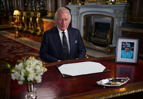 Kuningas Charles piti ensimmäisen puheensa. Kirjoituspöydälle oli asetettu kuningatar Elisabetin kuva.