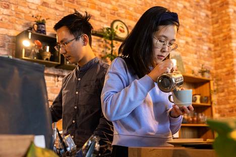 Quan Duong (vas.) ja Yen Can kahvilassaan Myllypuron ostoskeskuksessa. Yesterday Café avautui syyskuun puolivälissä.