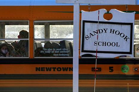 Koulubussi ajoi Sandy Hookin koulun kyltin ohi 15. helmikuuta.