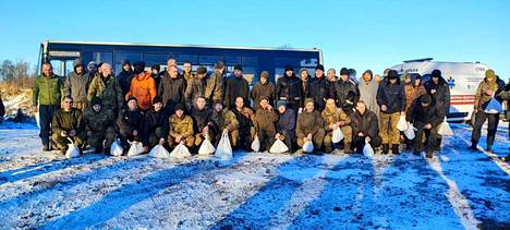 Venäjän ja Ukrainan välisessä vankienvaihdossa vapautettuja ukrainalaissotilaita 8. tammikuuta.