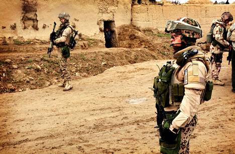 Suomalainen kriisinhallintajoukko ja joukko muita sotilaita partioi kapinallisten tukialueena tunnetussa kylässä Pohjois-Afganistanissa Isaf-rauhanturvajoukkojen ja Afganistanin armeijan yhteisoperaatiossa vuonna 2011.