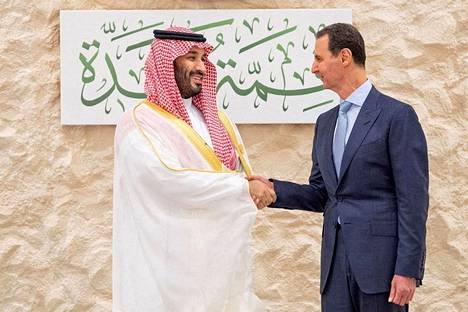 Saudi-Arabian kruununprinssi Mohammed bin Salman kätteli Syyrian presidentin Bashar al-Assadin kanssa Arabiliiton kokouksessa Jeddassa. 