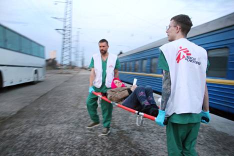В начале апреля медицинский поезд «Врачей без границ» эвакуировал 40 пациентов из Краматорска во Львов. На следующий день вокзал Краматорска был обстрелян из ракет. Фото: Маурицио Дебанне, «Врачи без границ»