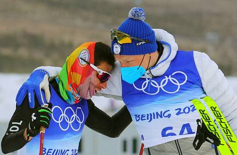 Iivo Niskanen halasi lämpimästi Carlos Andres Quintanaa vuoden 2022 talviolympialaisissa. Suomalainen voitti 15 kilometrin (p) kilpailun, kolumbialainen jäi viimeiseksi.
