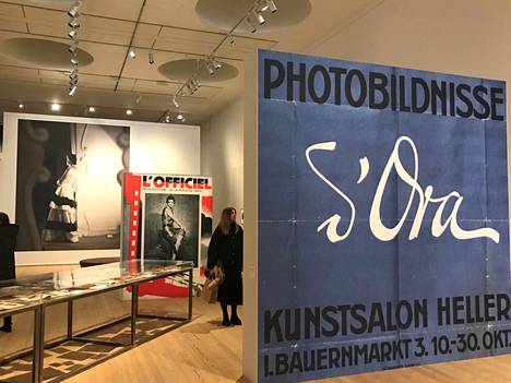 Näkymä Millesgårdenin näyttelyn pääsalista. Madame d’Oran elämäntyötä esittelevä näyttely on toteutettu yhteistyössä Wienin Bonartes-valokuvainstituutin, Ullstein Bildin (Berliini) ja Norjan Preus-museon kanssa. Kaksi vuotta sitten d’Oran valokuvia oli esillä Neue Galeriessa New Yorkissa.