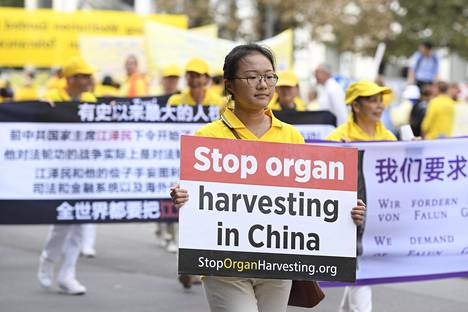 Falun Gongin seuraajat osoittivat mieltä Prahassa syyskuussa ja vaativat Kiinaa lopettamaan vainon ja elinryöstöt.