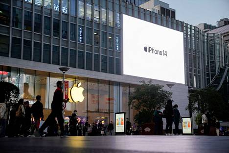 Kiinan koronasäännöt ja niiden toteutuksen epäonnistuminen ovat johtaneet väkivaltaisuuksiin Foxconnin tehtaalla Zhengzhoussa, jossa valmistetaan muun muassa Iphone 14 -puhelimia. Kuvassa Applen myymälä Shanghaissa.