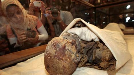Egypti | Kairossa järjestetään muumioparaati, jossa 22 muinaista hallitsijaa siirretään kultaisilla vaunuilla uuteen leposijaan