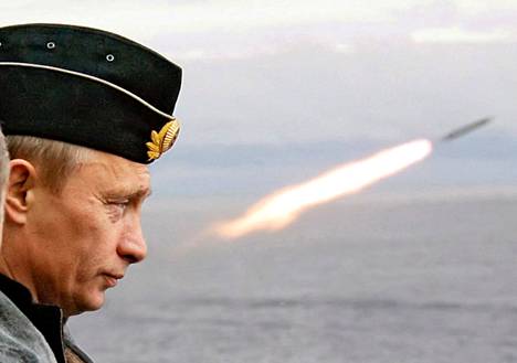Venäjän hallinnon välittämän kuvan kerrotaan esittävän presidentti Vladimir Putinia seuraamassa ohjuksen laukaisua laivaston harjoituksissa ydinohjusristeilijä Pjotr ​​Velikyllä vuonna 2005.